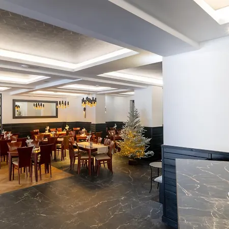 Budowlani Wellness & Medi Kompleks 3*