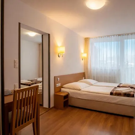 Budowlani Wellness & Medi Kompleks מלון